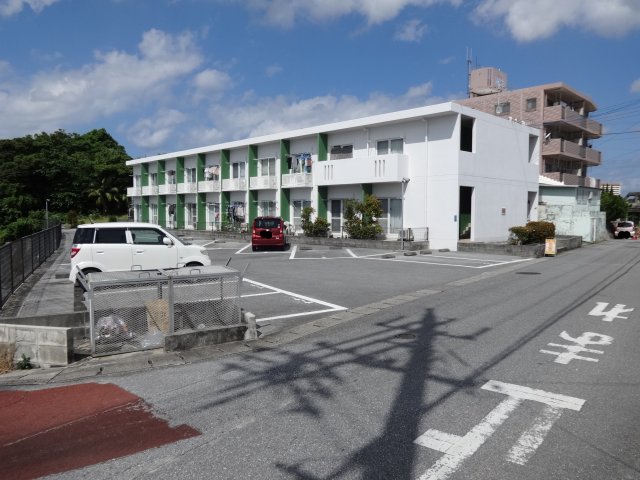 沖縄市越来のアパートの建物外観