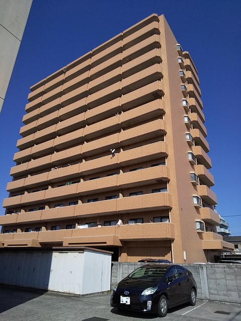 松山市本町のマンションの建物外観