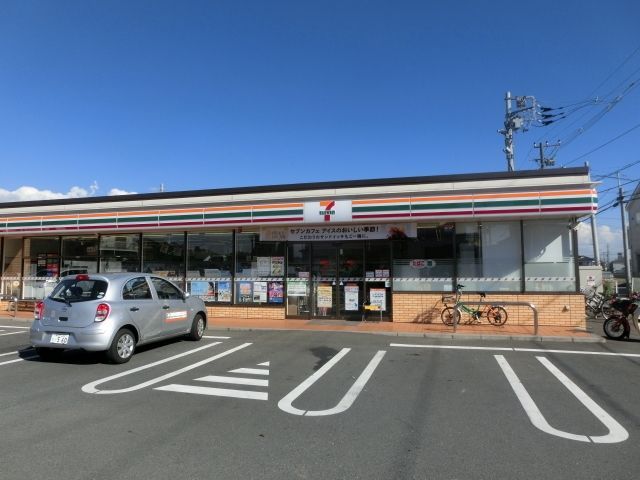 コンビニ　セブンイレブン鎌ケ谷右京塚店（コンビニ）まで206m