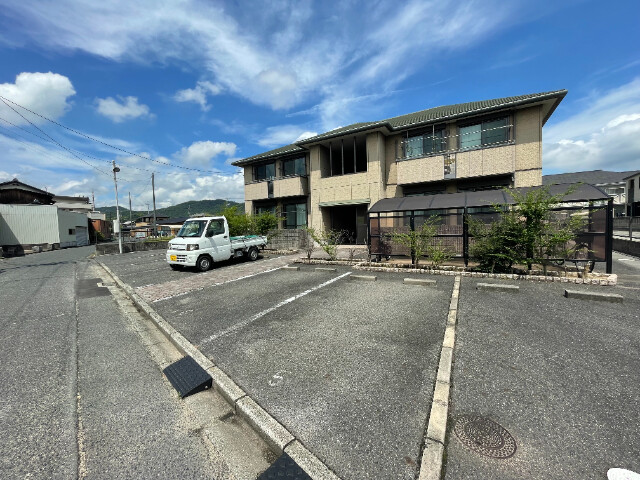 【浅口市金光町占見新田のアパートの駐車場】