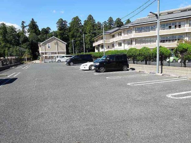 【東近江市五個荘竜田町のアパートの駐車場】