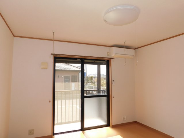 居室・リビング　フローリング洋室８帖　室内物干し・エアコン・照明器具付き