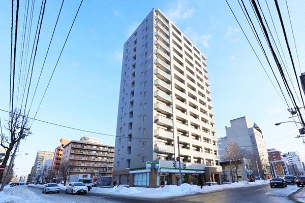 札幌市中央区南四条東のマンションの建物外観