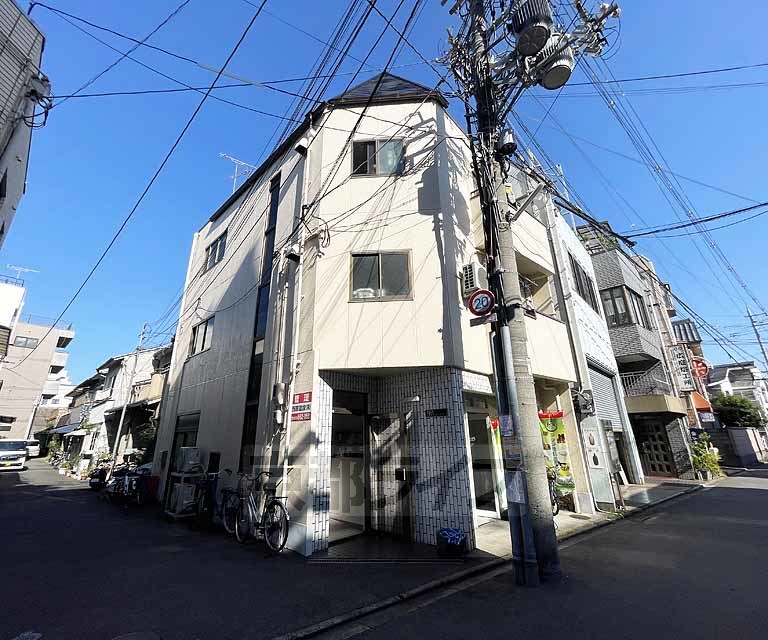 京都市南区唐橋堂ノ前町のアパートの建物外観