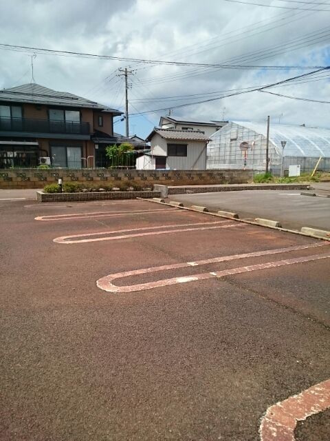 【新発田市西園町のアパートの駐車場】