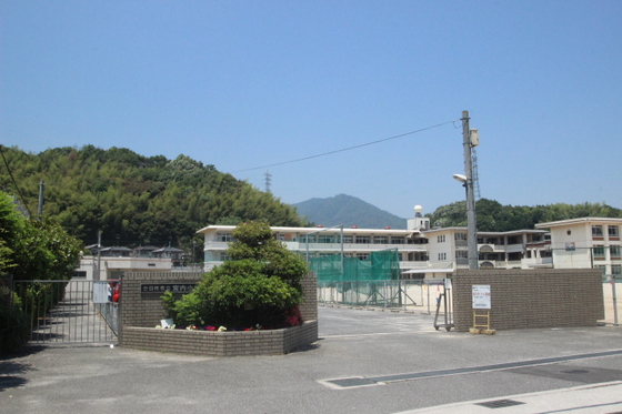 【廿日市市宮内のマンションの小学校】