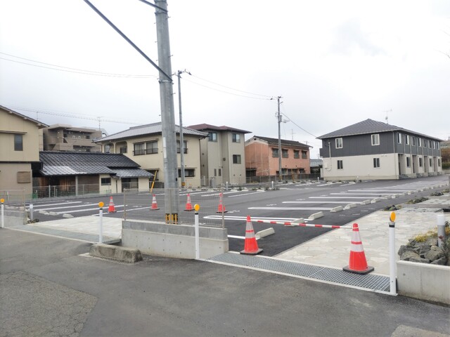 【松山市朝生田町のアパートの建物外観】