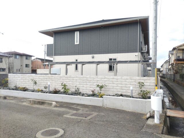 【松山市朝生田町のアパートの建物外観】