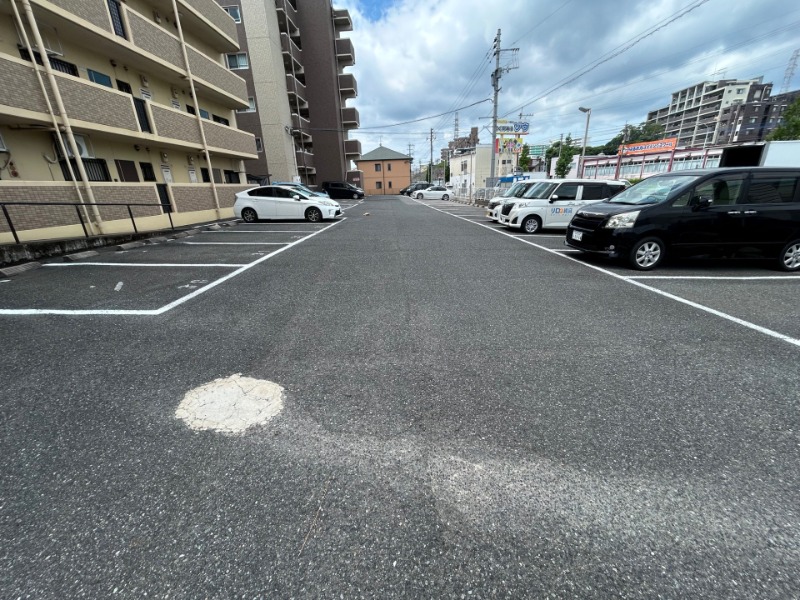 【北九州市八幡西区力丸町のマンションの駐車場】