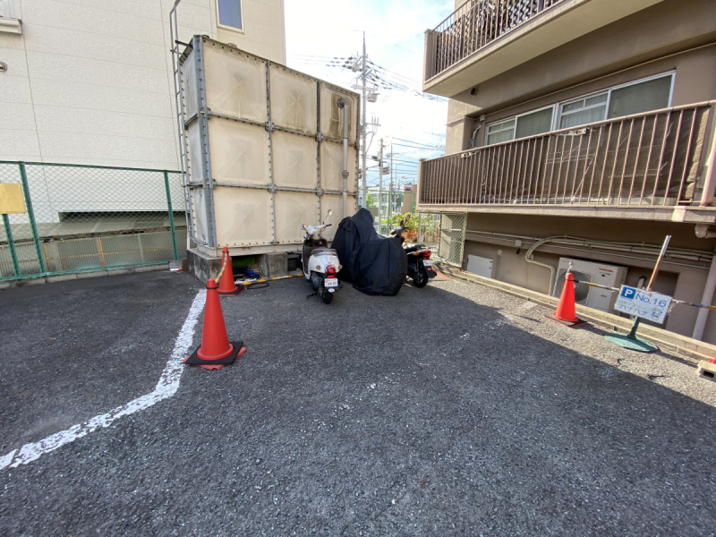 【豊中市熊野町のマンションの駐車場】