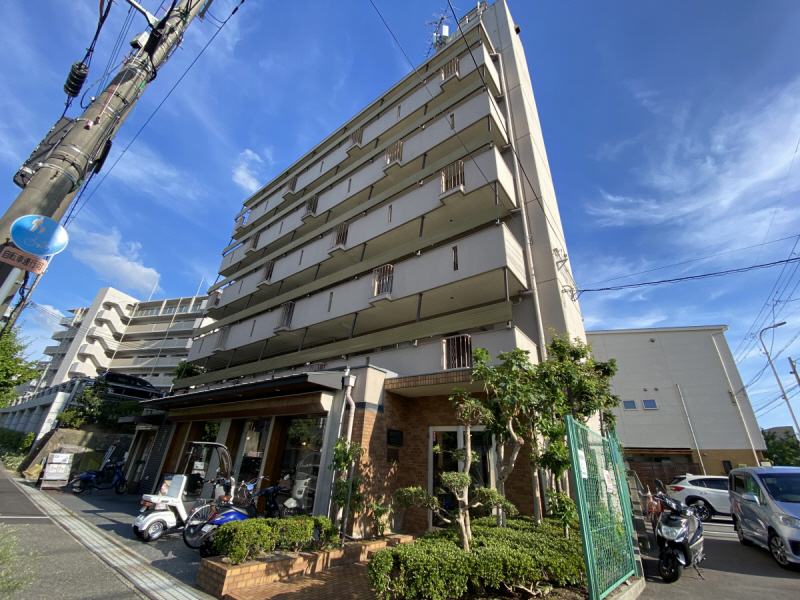 【豊中市熊野町のマンションの建物外観】