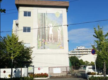 【豊中市熊野町のマンションの小学校】