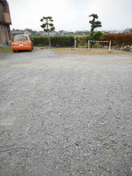 【彦根市開出今町のアパートの駐車場】