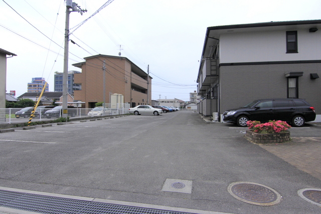 【松山市南江戸のアパートの駐車場】