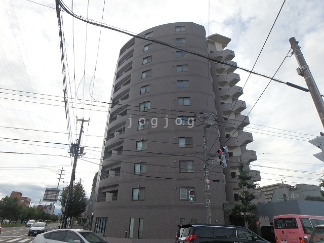 札幌市豊平区美園一条のマンションの建物外観