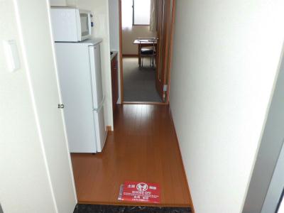 玄関　奥に見える居室はカーペット張りです。