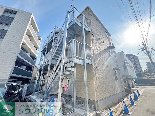 【横浜市神奈川区入江のアパートの建物外観】