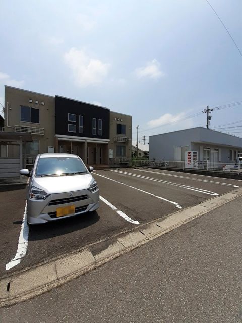 【小松市矢田野町のアパートの駐車場】