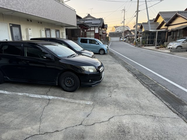 【シェモア芹川の駐車場】