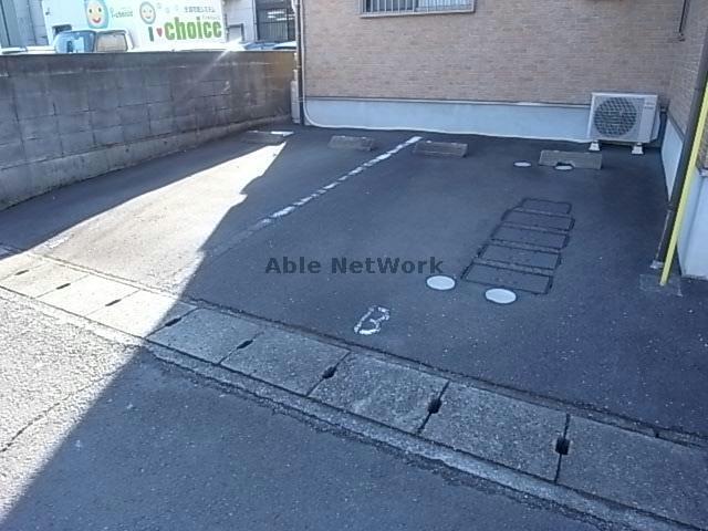 【岐阜市茜部本郷のアパートの駐車場】