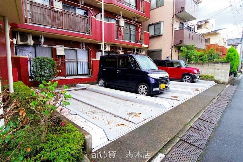 【志木市本町のマンションの駐車場】