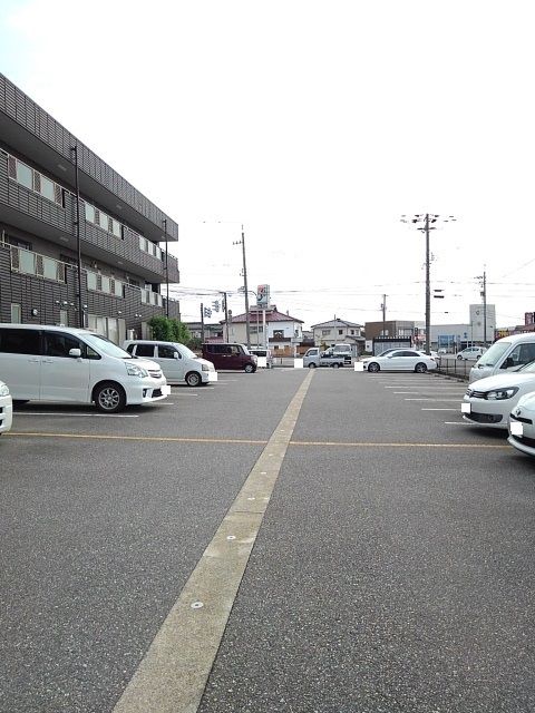 【富山市中川原のマンションの駐車場】