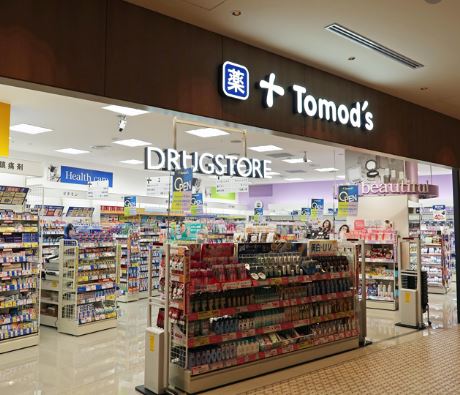 ドラックストア　トモズ東京ミッドタウン店（ドラッグストア）まで401m