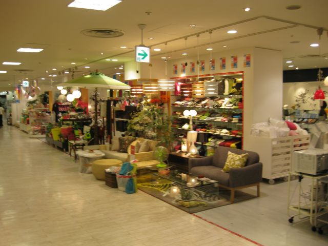 ホームセンター　Francfranc岡山ロッツ店（ホームセンター）まで423m