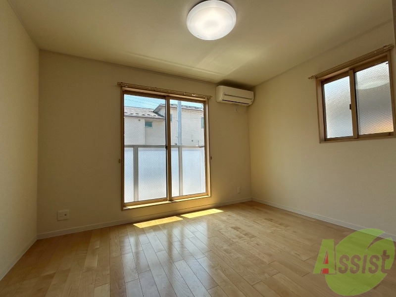 居室・リビング　日当たり良好で、広々としたリビングになっております。