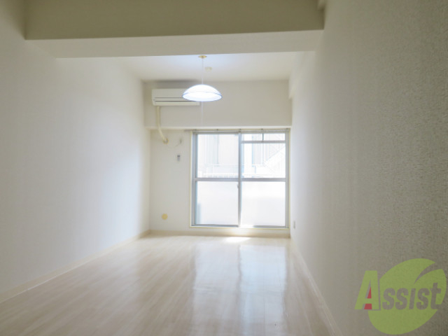 居室・リビング　陽の光が差し込む明るいお部屋は気持ちが良いですね。