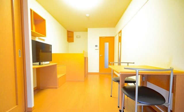 居室・リビング　同物件、別号室のものです。