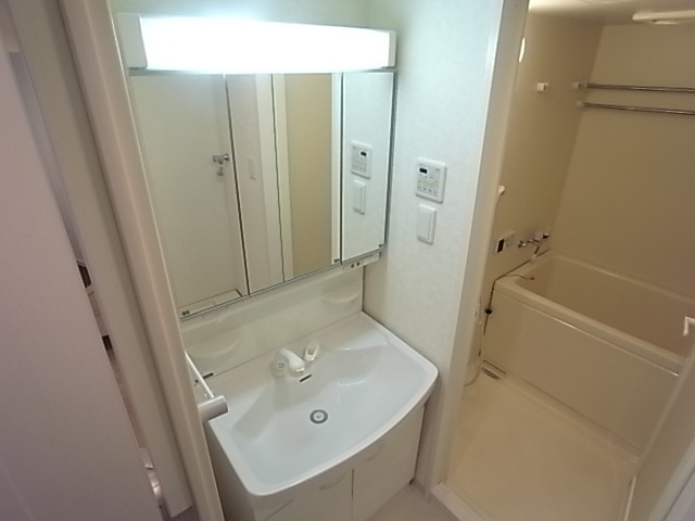 洗面設備　シャンプードレッサー付きの独立洗面台