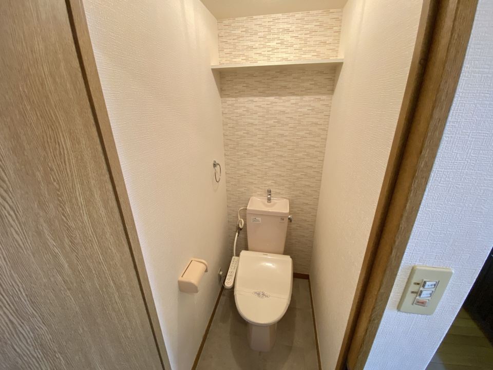 トイレ　温水洗浄便座　上に便利な棚があります