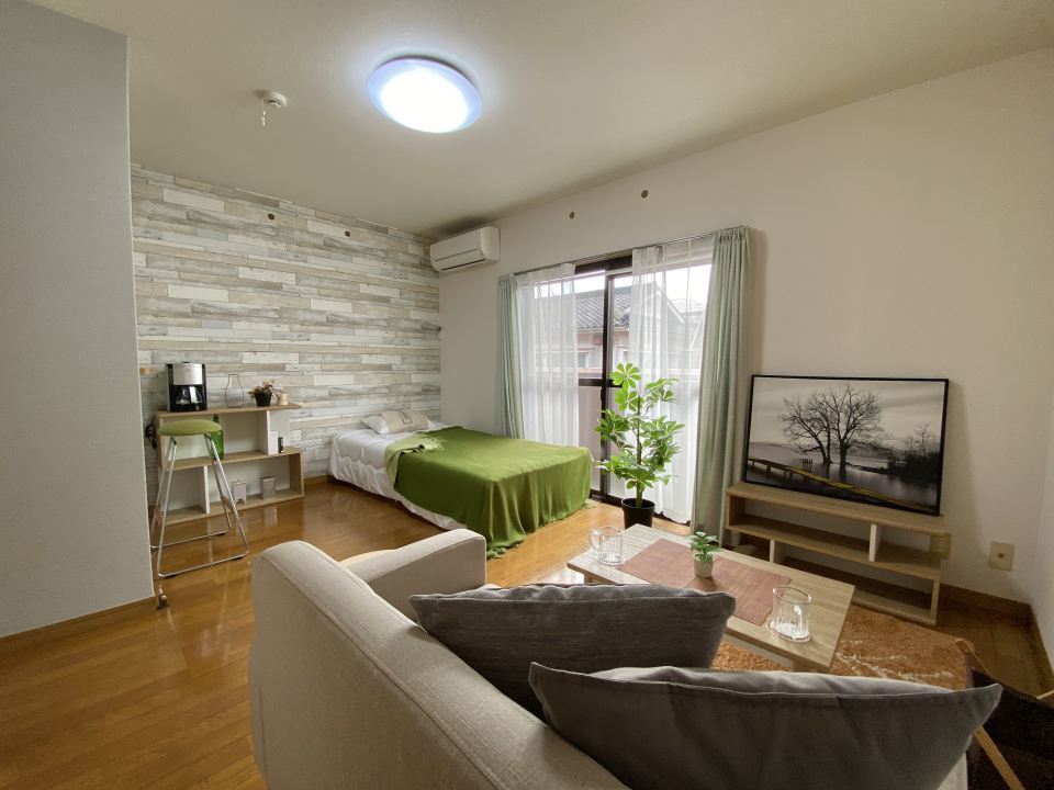 居室・リビング　８．５畳の洋室　お洒落なアクセントクロス