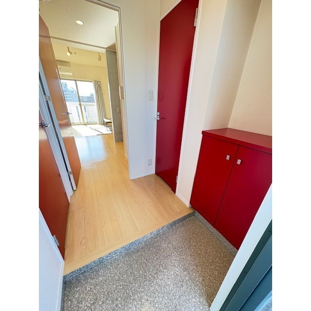 玄関　オシャレなパッションレッド建具