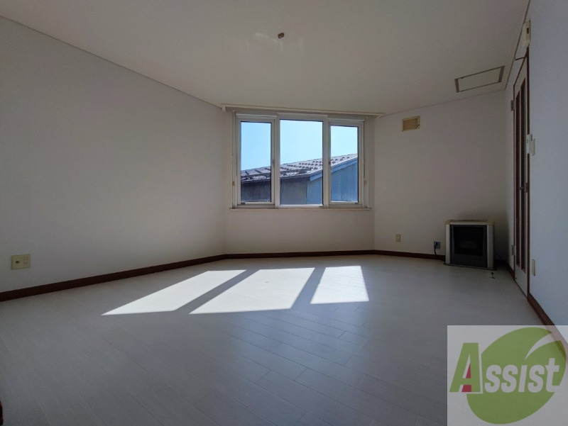 居室・リビング　リビングです。窓が大きくて明るいですね！