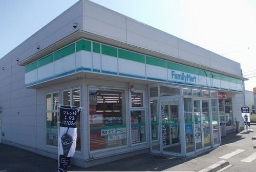 コンビニ　ファミリーマート（コンビニ）まで130m
