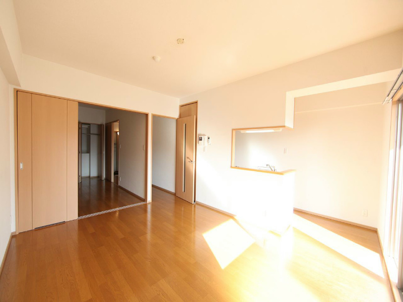 居室・リビング　ＬＤＫ12帖　洋室5.5帖とつなげても仕切っても使えます