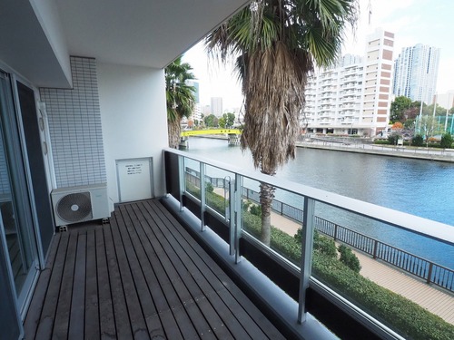 バルコニー　奥行2000ｍｍのウッドデッキワイドバルコニー