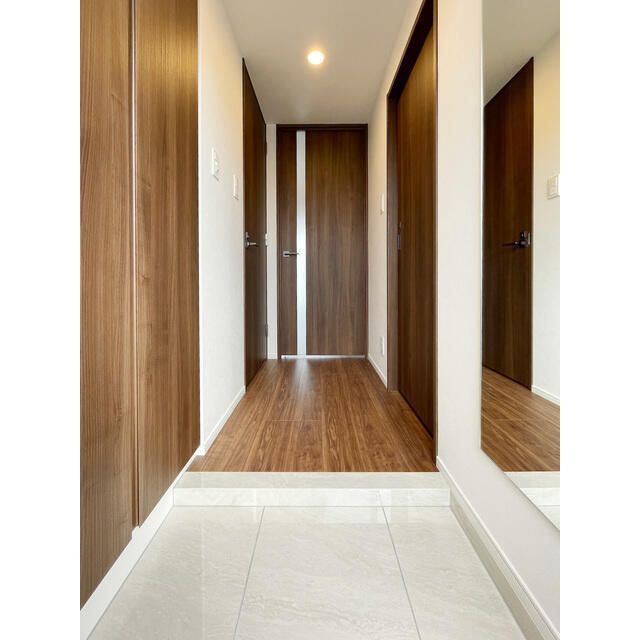 玄関　写真は同タイプ住居です。