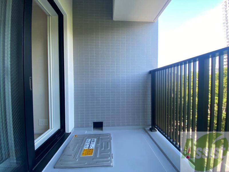 バルコニー　バルコニーです。洗濯物を干すもよし、一息つくもよしですね。