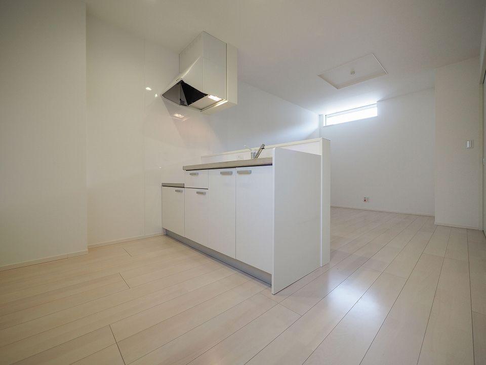 キッチン　白で統一された清潔感あふれる爽やかなキッチン