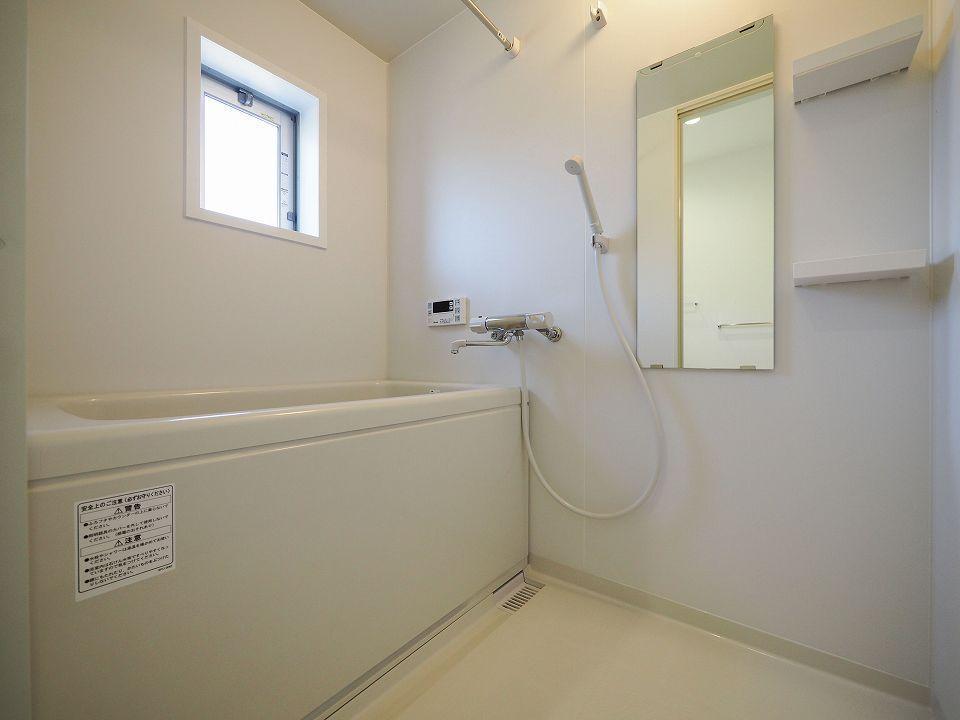 バス・シャワールーム　追い焚き機能に、ランドリーパイプ！設備充実の浴室！
