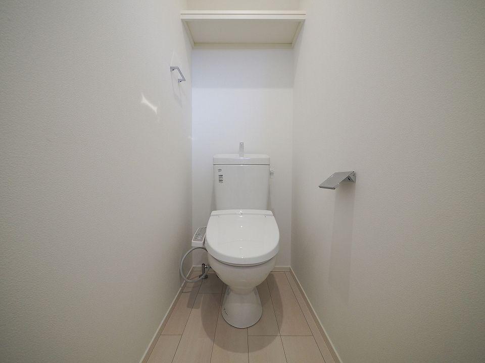 トイレ　清潔的なトイレは快適な温水洗浄暖房便座付き