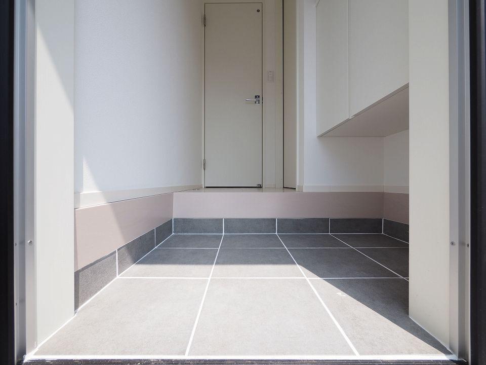 玄関　玄関はシックなタイル張りの美しい空間です