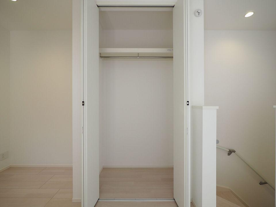 収納　扉を開ければ並んだ洋服が一目瞭然のクローゼット