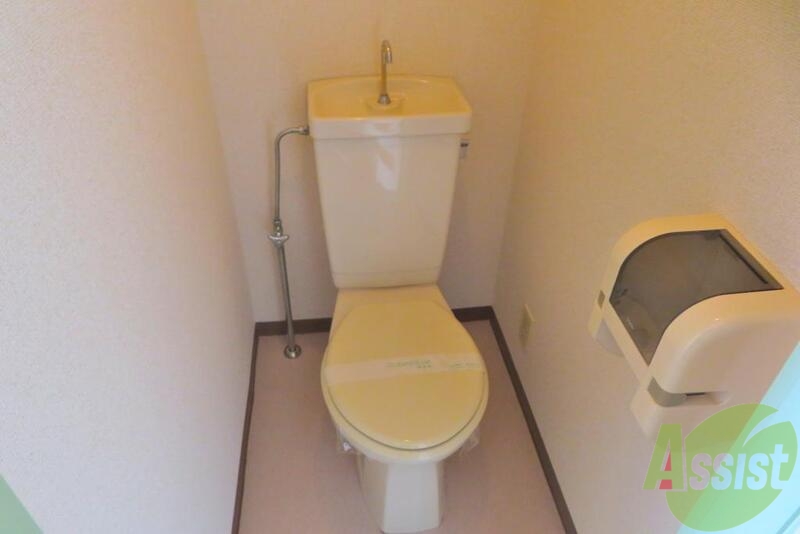 トイレ　トイレットペーパーホルダーがついて便利ですね。