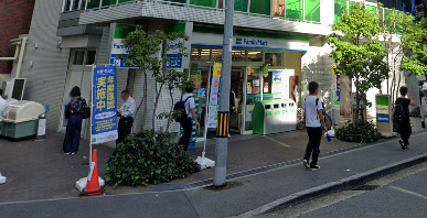 コンビニ　ファミリーマート新町（コンビニ）まで2m