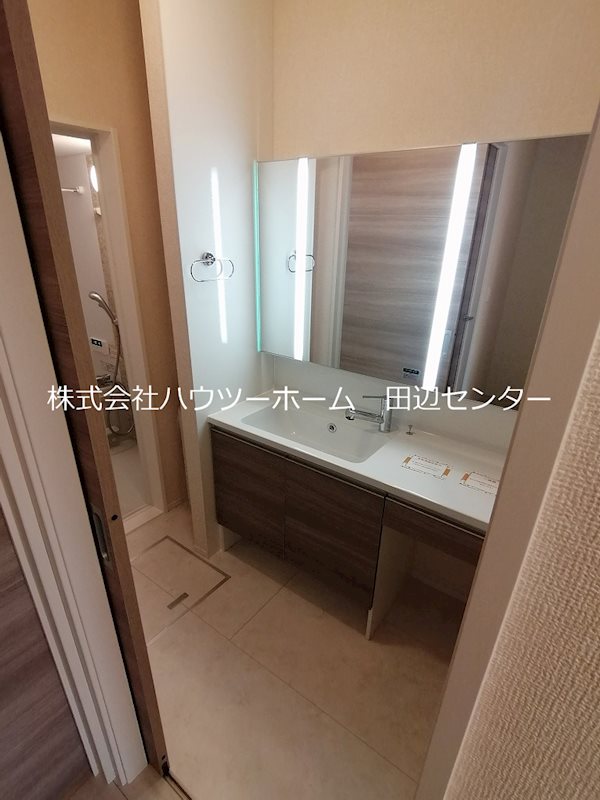 洗面設備　三面鏡