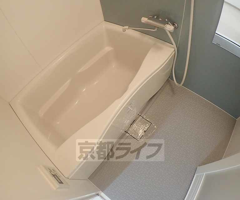 バス・シャワールーム　清潔感のあるバスルームです。